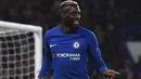 Gelandang Chelsea, Tiemoue Bakayoko melakukan selebrasi usai mencetak gol ke gawang Qarabag pada Grup C Liga Champions di Stamford Bridge, London, Inggris (12/9). Chelsea menang telak atas Qarabag 6-0. (AFP Photo/Ben Stansall)
