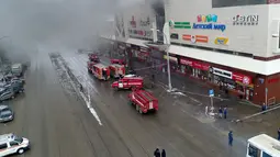 Asap hitam tebal mengepul dalam kebakaran yang melanda pusat perbelanjaan Winter Cherry di Kota Kemerovo, Siberia, Rusia, Minggu (25/3). Api diyakini muncul di arena bermain di lantai atas (Russian Ministry for Emergency Situations photo via AP)