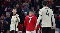 Pemain Liverpool Andrew Robertson (kiri) memberi isyarat di sebelah pemain Manchester United Cristiano Ronaldo pada akhir pertandingan Liga Inggris di Old Trafford, Manchester, Inggris, Minggu (24/10/2021). Liverpool menang 5-0. (AP Photo/Rui Vieira)
