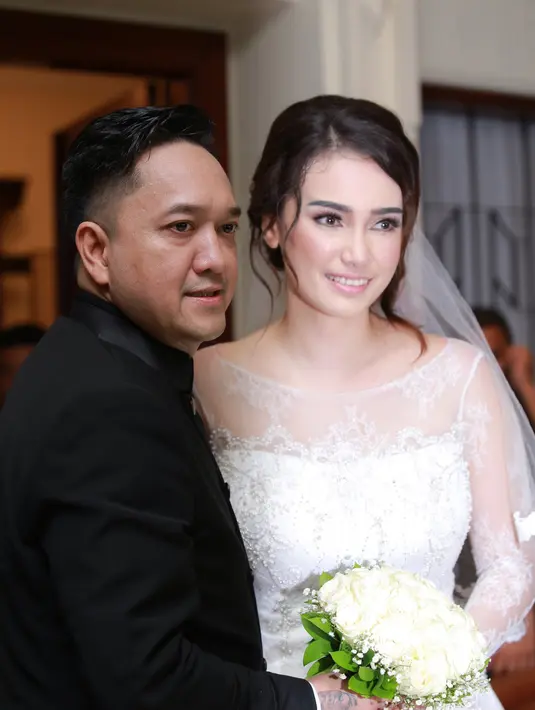 Kebahagiaan kedunya pun turut dibagikan kepada sanak famili, keluarga dan kolega serta sahabat-sahabat terdekat. Bahkan, mantan istri Franky dan mantan suami Feby Febiola pun masuk dalam daftar list tamu undangan mereka. (Galih W. Satria/Bintang.com)
