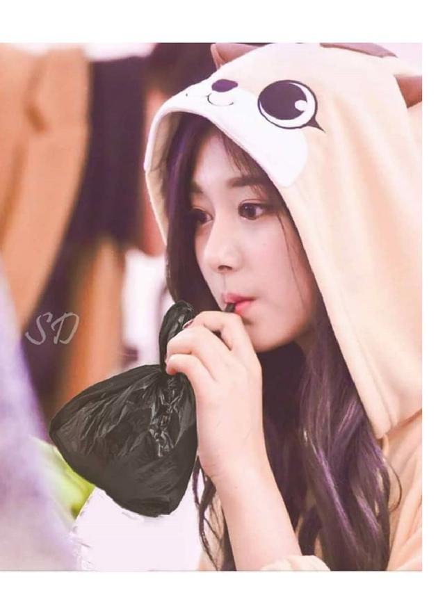 6 Foto Editan Nyeleneh Tzuyu TWICE Lagi Minum Ini Bikin Tepuk Jidat