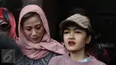Julia Perez memberi keterangan kepada wartawan usai mendatangi Polres Metro Jakarta Selatan, Kamis (2/2). Julia Perez mendatangi Polres Jakarta Selatan untuk memberi dukungan ke asistennya Lucky untuk cari kebenaran. (Liputan6.com/Herman Zakharia)