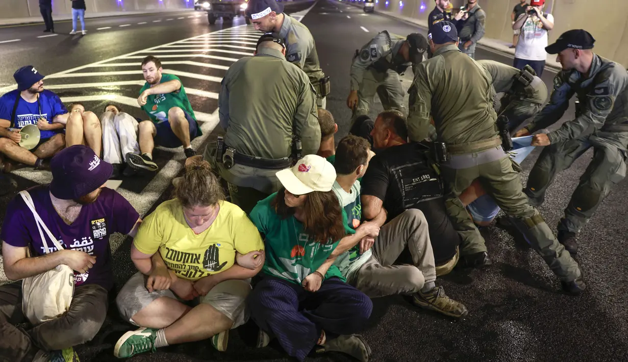 Sementara itu, otoritas keluarga tahanan mengatakan lebih dari satu juta orang berpartisipasi dalam protes dan demonstrasi di seluruh wilayah Israel. (Menahem Kahana/AFP)