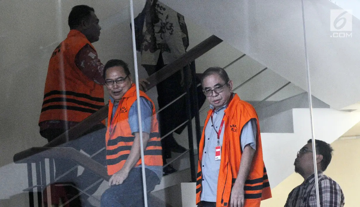 Anggota DPRD Kalimantan Tengah Borak Milton bersama Punding LH Bangkan dan Edy Rosada jelang jalani pemeriksaa di Gedung KPK, Jakarta, Rabu (19/12). Ketiganya diperiksa sebagai tersangka dugaan suap limbah sawit di Danau Sembuluh. (Merdeka.com/DwiNarwoko)