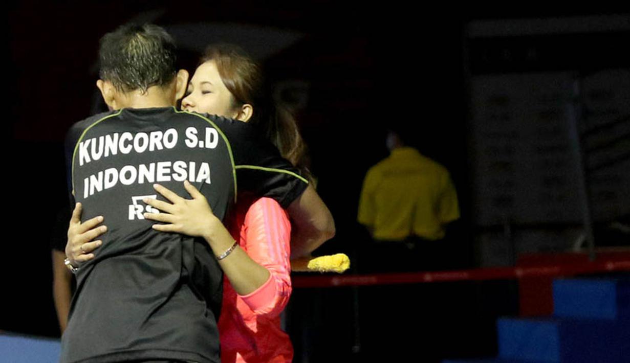 Sony Dwi Kuncoro langsung memeluk istri yang juga pelatihnya, Gading Safitri, seusai meraih gelar Singapura Terbuka Super Series 2016. (PBSI/Nafielah)