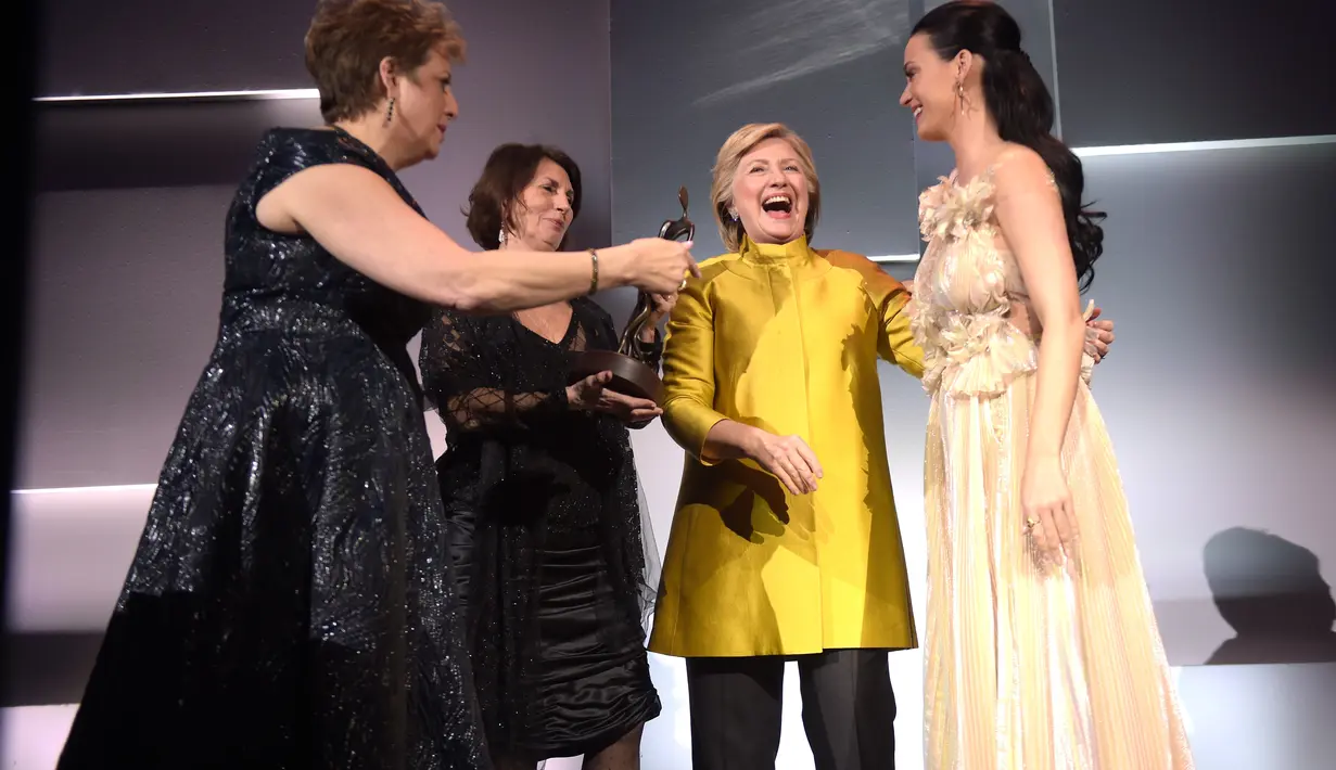 “Hillary telah membuat pencerahan dalam diriku, dan cahayanya tidak akan pernah sirna. Itu akan terus berlanjut dan semakin lebih cerah, lebih cerah, dan lebih cerah lagi,” tutur Katy dalam sambutannya. (AFP/Bintang.com)