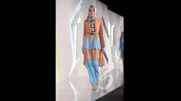 Seorang model tampil dalam pagelaran Indonesia Fashion Week 2015 karya Itang Yunaz  bertema "Sporty dan Romantis" di JCC Senayan, Jakarta, Sabtu (27/2/2015). (Liputan6.com/Panji Diksana)