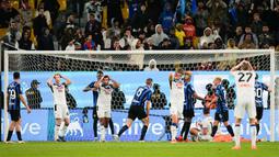 Denzel Dumfries menjadi bintang kemenangan Inter. Bek sayap asal Belanda itu sukses memborong dua gol La Beneamata, seluruhnya tercipta di babak kedua. (AP Photo/Altaf Qadri)