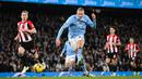 Pemain Manchester City, Erling Haaland mencetak gol ke gawang Brentford pada laga lanjutan Liga Inggris 2023/2024 di Etihad Stadium, Manchester, Inggris, Rabu (21/02/2024) dini hari WIB. (AFP/Paul Ellis)