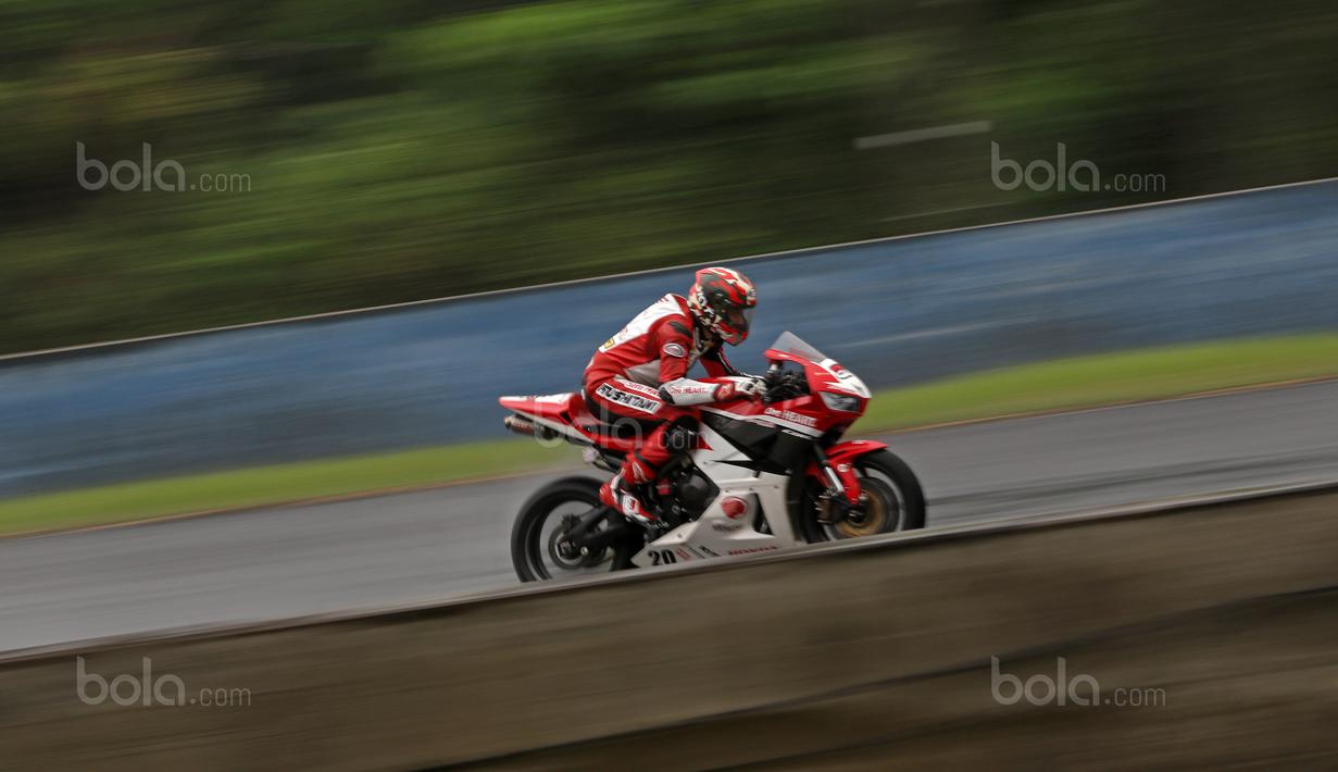 Pebalap Indonesia, Dimas Ekky (kanan) melaju kencang saat turun pada kelas Supersport 600cc Asia Road Racing Championship di Sentul International Circuit, Bogor (13/8/2017). Dimas Ekky finish urutan keempat. (Bola.com/Nicklas Hanoatubun)