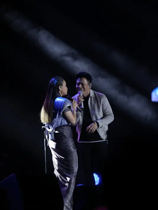 Lalu hadir pula Ariel NOAH, yang malam itu membawakan Nada-Nada Cinta, tembang lawas Rossa di awal karier. (Daniel Kampua/Fimela.com)