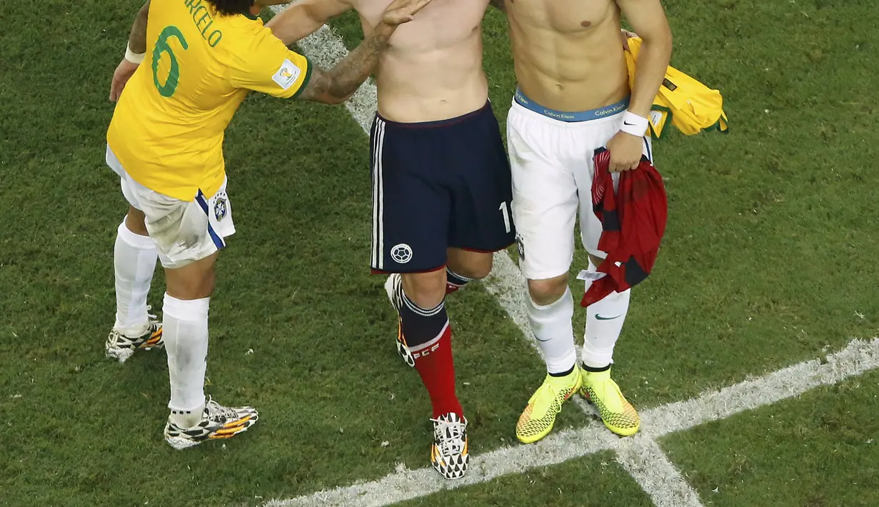 Bintang AS Monaco ini dihibur dua penggawa Brasil di akhir laga setelah tak mampu menahan emosi menyusul kekalahan Kolombia di babak perempat final Piala Dunia 2014, Brasil, Jumat (4/7/14). (REUTERS/Fabrizio Bensch)