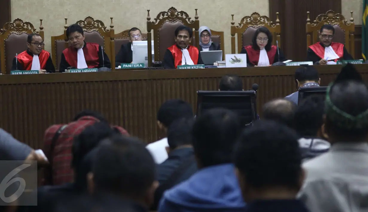 Dua terdakwa kasus dugaan korupsi pengadaan proyek e-KTP, Irman dan Sugiharto, menjalani sidang perdana di Pengadilan Tipikor Jakarta, Kamis (9/3). Agenda sidang perdana yakni pembacaan surat dakwaan oleh jaksa penuntut umum. (Liputan6.com/Helmi Afandi)
