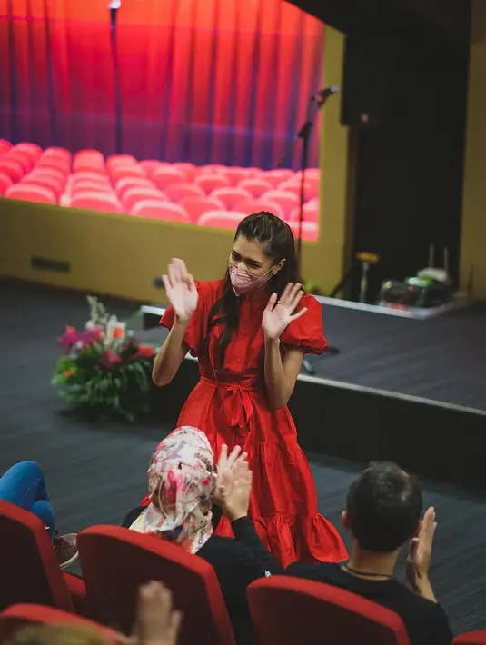 Mikha Tambayong menyapa peserta saat menjadi pembicara di sebuah acara IndiFestMovieCompetition 2022. Ada pula netizen yang menyebut jika penampilannya yang terlihat kurus bak model dari luar negeri. (Instagram/miktambayong)