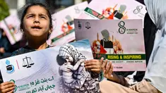 Para perempuan memegang plakat dalam sebuah aksi unjuk rasa untuk mendukung perempuan di Gaza, dalam rangka memperingati Hari Perempuan Internasional di Lahore pada 8 Maret 2025. (Arif ALI/AFP)