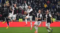 (Dari kiri) Pemain Juventus Gianluigi Buffon, Gonzalo Higuain, Cristiano Ronaldo, Leonardo Bonucci dan Miralem Pjanic menyapa penonton usai mengalahkan AS Roma pada pertandingan Coppa Italia di Turin, Italia, Rabu (22/1/2020). Juventus menggilas AS Roma dan lolos ke semifinal. (Marco Bertorello/AFP)