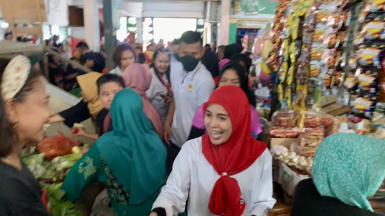 Istri capres nomor urut tiga Ganjar Pranowo, Siti Atikoh Supriyanti blusukan ke Pasar Boom Lama, Kuningan, Semarang Utara, Kota Semarang, Jawa Tengah pada Sabtu (30/12/2023) (Istimewa)