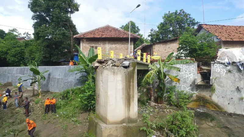 Jembatan Ambruk Hingga Longsor Susulan Hantui Warga di Kampung Religi Cirebon