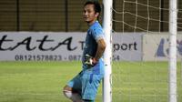 KEMBALI - Kiper Wahyu Tri Nugroho sempat beristirahat sebelum kembali bermain di turnamen tarkam di Yogyakarta. (Bola.com/Vincensius Sawarno)
