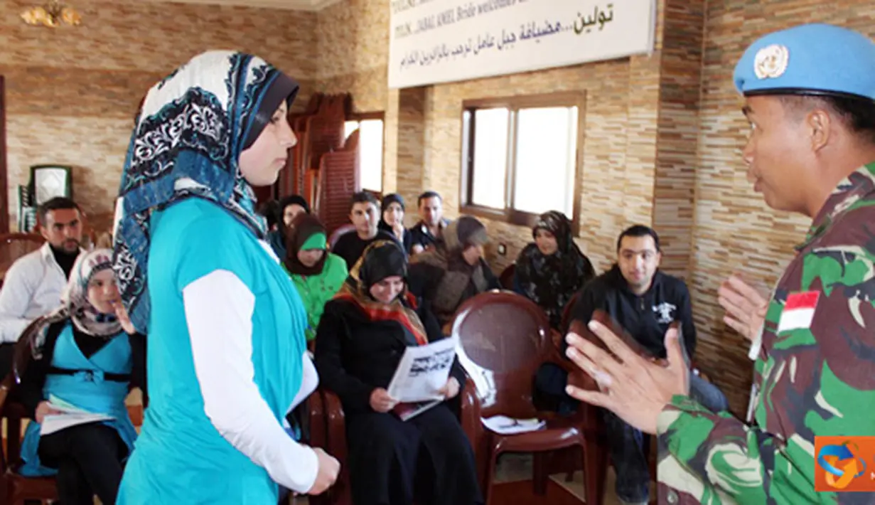 Citizen6, Lebanon: Mayor Sus Harianto sedang berinteraksi dengan salah satu peserta kursus bahasa Inggris.