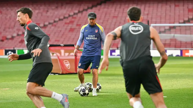 Foto: Wajah Serius Diego Simeone saat Memimpin Sesi Latihan Atletico Madrid Jelang Bentrok dengan Arsenal di Liga Champions