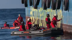Aktivis Greenpeace melukis "Stop Deforestation Now" ke lambung kapal tanker minyak sawit di kilang Wilmar International di Bitung, Sulawesi Utara, Selasa (25/9). (Dhemas Reviyanto, Nugroho Adi Putera, Jurnasyanto Sukarno/Greenpeace Southeast Asia/AFP)