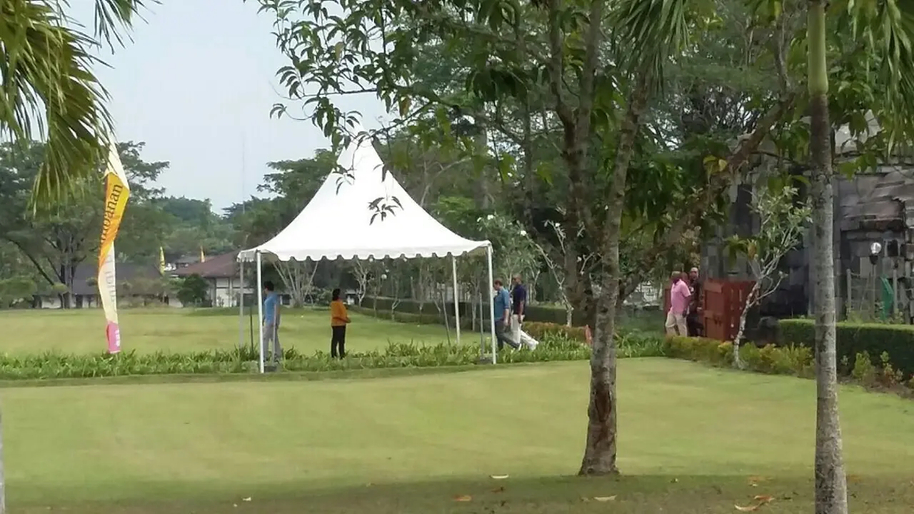 Mantan Presiden Amerika Serikat Barack Obama di Candi Prambanan