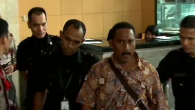 [VIDEO] Mengaku Loyalis Anas, Pria Berkumis Ngamuk di Lobi KPK