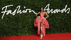 Model Kanada, Winnie Harlow berpose di karpet merah saat menghadiri The Fashion Awards 2019, London, Inggris, Senin (2/12/2019). The Fashion Awards adalah acara tahunan yang menyoroti orang-orang luar biasa dan bisnis berpengaruh dalam industri mode global. (ISABEL INFANTES/AFP)