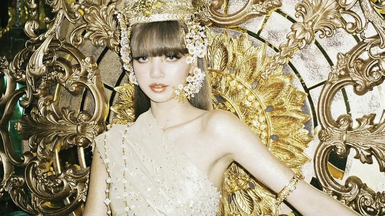 Lisa Blackpink kenakan pakaian khas Tradisional Thailand/dok. Instagram @sooyaaa_