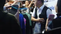 Menteri Perdagangan Zulkifli Hasan serius menawar dan membeli kaos di even Clothing Semarang. Foto: liputan6.com/felek wahyu&nbsp;