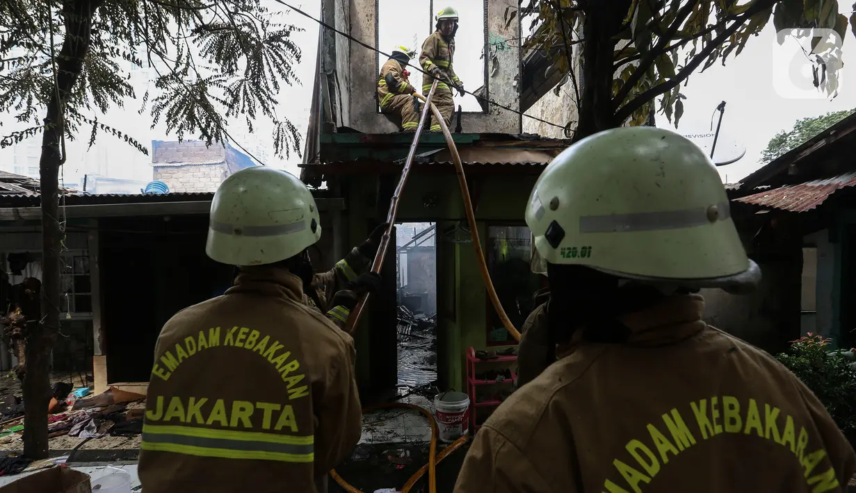 Petugas pemadam kebakaran melakukan proses pendinginan pada permukiman penduduk yang terbakar di Jalan Masjid Alhuda atau depan Stasiun Kebayoran Lama RT 05/01, Jakarta Selatan, Selasa (24/5/2022). Petugas pun mengerahkan 27 unit mobil pemadam kebakaran dari Sudin Damkar Jakarta Selatan ke lokasi kejadian. (Liputan6.com/Johan Tallo)