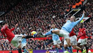 Gelandang Manchester United, Bruno Fernandes (nomor 8), berduel dengan penyerang Manchester City, Erling Haaland (nomor 9), dalam laga di Old Trafford, Manchester, Sabtu (17/1/2026). (Darren Staples / AFP)