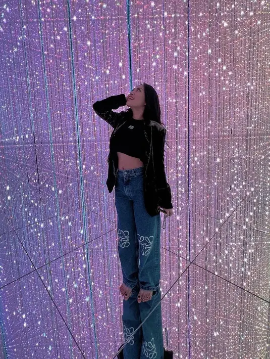 Ia juga tampil dengan crop top hitam yang serasi dengan outernya. Dipadukan celana denim. (@rachelvennya)