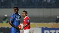 Benteng Persib Bandung, Yanto Basna  berhasil menahan laju Bambang Pamungkas pada laga Torabika SC 2016 di Stadion GBLA. Bandung, Sabtu (16/7/2016). (Bola.com/Nicklas Hanoatubun)