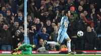 Gelandang Manchester City Ilkay Gundogan merayakan gol ke gawang Barcelona pada laga Liga Champions di Etihad Stadium, Manchester, Selasa (1/11/2016). (AFP/Paul Ellis)