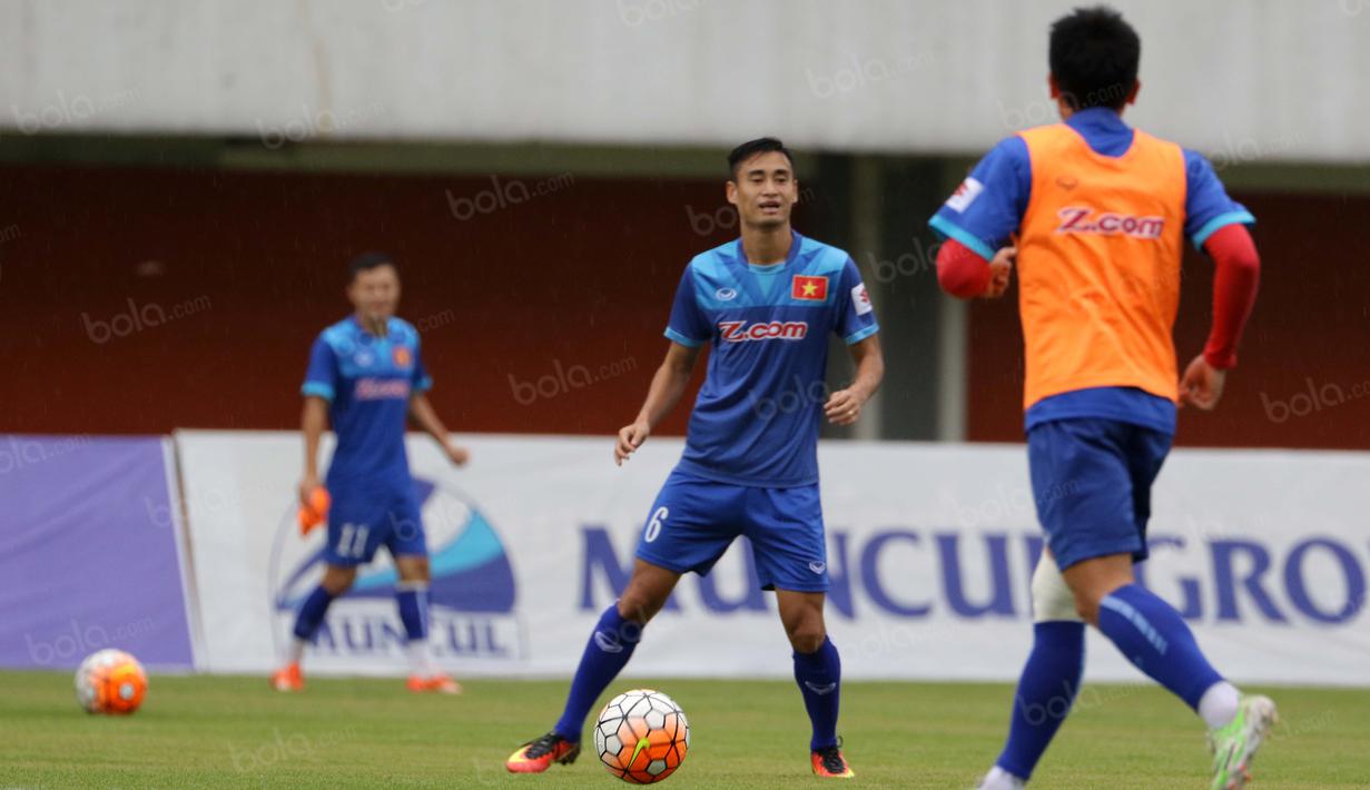 Para pemain Vietnam tengah serius berlatih di Stadion Maguwoharjo, Sleman, Yogyakarta, Sabtu (08/10/2016). (Bola.com/Nicklas Hanoatubun)