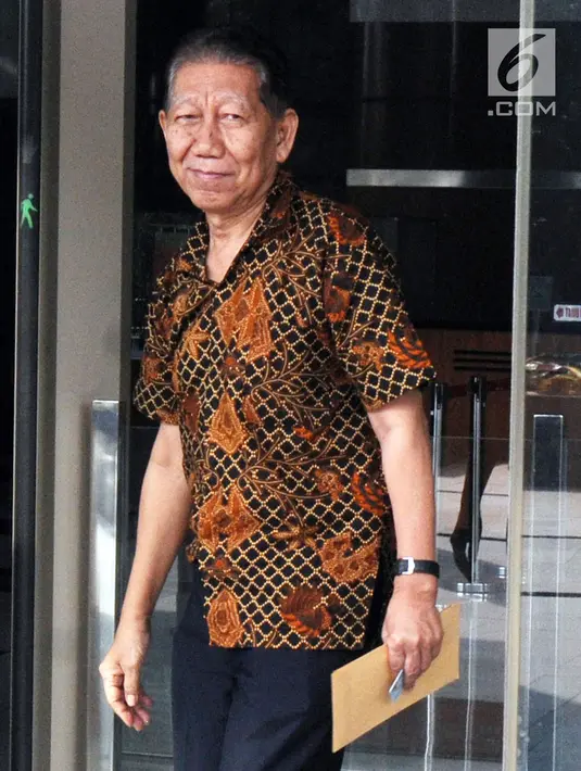 Saksi Ahli KPK Armawan usai memberikan keterangan kepada penyidik di gedung KPK, Jakarta, Jumat (11/5). Armawan dimintai keterangan untuk memperkuat KPK untuk dua tersangka Irvanto Hendra Pambudi Cahyo dan Made Oka Masagung. (Medeka.com/Dwi Narwoko)