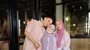 Pertama kali terlihat saat perayaan idul fitri bulan April Lalu, Sienna tampil kalem dalam balutan dress nuansa ungu yang dipadukan dengan pashmina warna senada.