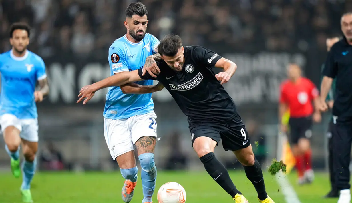 Pemain Lazio Elseid Hysaj (kiri) berebut bola dengan pemain Sturm Graz Albian Ajeti (kanan) pada pertandingan sepak bola Grup F Liga Europa di Merkur Arena, Graz, Austria, 6 Oktober 2022. Pertandingan berakhir imbang 0-0. (AP Photo/Florian Schroetter)