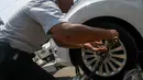 Petugas Dishub sedang menyiapkan alat untuk menderek mobil yang parkir liar, Jakarta, Selasa (23/9/2014) (Liputan6.com/Faizal Fanani)