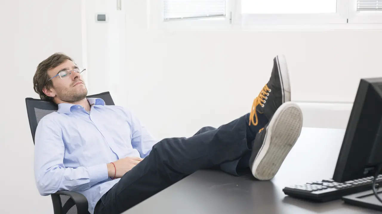 3 Cara Agar Kamu Sukses Meski Bermalas-malasan di Kantor