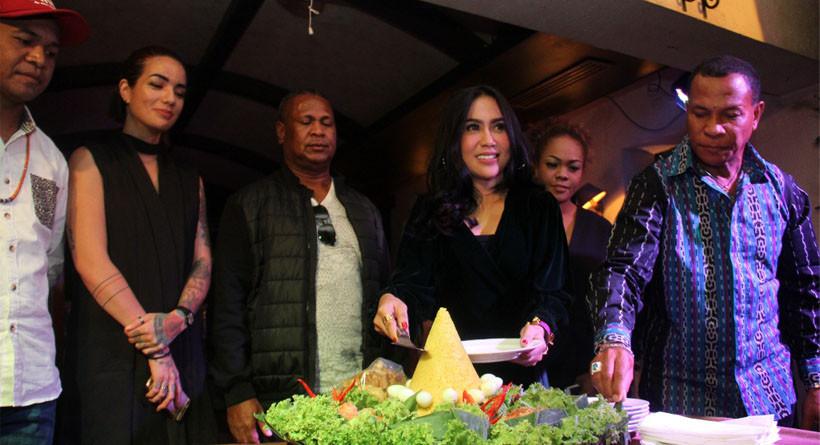 Sheila Marcia menghadiri acara perkenalan WinSas Project dan Label Oka Musik Entertainment (OME). (istimewa)