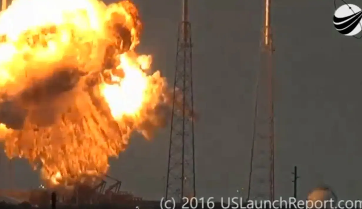 Bola api terlihat akibat ledakan Roket SpaceX Falcon 9 saat uji coba peluncuran di Cape Canaveral, Florida, AS, Kamis (1/9). Pesawat ini pekan depan rencananya akan mengangkut satelit komunikasi pertama Facebook ke luar angkasa. (Launch Report/REUTERS)