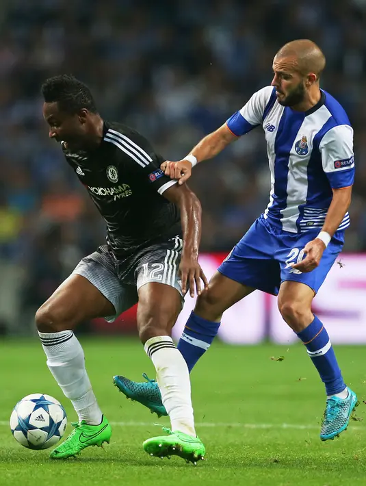 Gelandang Chelsea, John Obi Mikel mengontrol bola dari kejaran Gelandang Porto, Andre Andre pada laga Liga Champions di Stadion Dragao, Portugal Rabu (30/9/2015). Porto Menang atas Chelsea dengan skor 2-1. (Reuters/Matthew Childs)