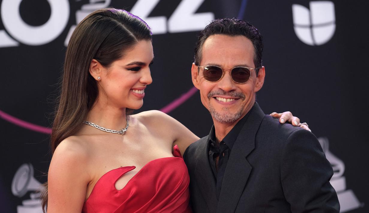 Marc Anthony bersama tunangannya model Paraguay Nadia Ferreira berpose saat tiba menghadiri penghargaan Grammy Latin ke-23 di Michelob Ultra Arena Mandalay Bay di Las Vegas, Nevada, pada 17 November 2022. Anthony dan Ferreira bertunangan pada bulan Mei. (AFP/Chris Delmas)