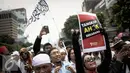 Sejumlah ormas islam membawa poster dan bendera saat melakukan aksi di depan Pengadilan Jakarta Utara, Jalan Gajah Mada, Jakarta Pusat, Selasa (13/12). (Liputan6.com/Faizal Fanani)