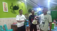 Kepolisian dari Polsek Tobadak mengamankan barang bukti kepala tikus dari warung bakso di Desa Tobadak, Kecamatan Tobadak, Kabupaten Mamuju Tengah, Sulawesi Barat. (Liputan6.com/ Abdul Rajab)