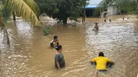 Masyarakat di Desa Talikumain, Kabupaten Rokan Hulu, keluar dari rumah memantau situasi banjir. (Liputan6.com/Istimewa)