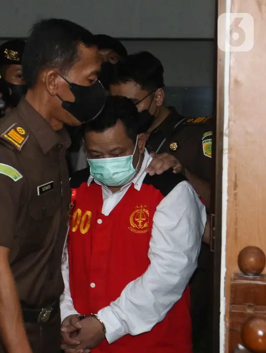 Asisten rumah tangga mantan Kadiv Propam Polri Ferdy Sambo, Kuat Ma’ruf (kedua kiri) bersiap menjalani sidang perdana terkait kasus pembunuhan berencana Brigadir Nofriansyah Yosua Hutabarat atau Brigadir J di Ruang Utama Pengadilan Negeri Jakarta Selatan, Senin (17/10/2022). Kuat Ma’ruf didakwa terlibat dalam pembunuhan berencana Brigadir J. (Liputan6.com/Herman Zakharia)